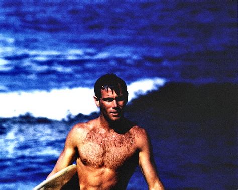 Phil Edwards: the first surfer of Pipeline .
